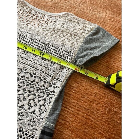 Poof lace back T-shirt - Picture 3 of 5